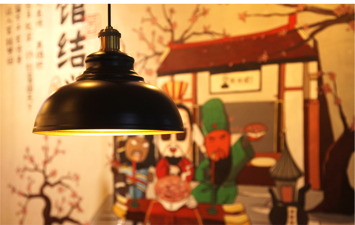 盐田在餐饮空间设计中，灯光设计起到什么作用呢？