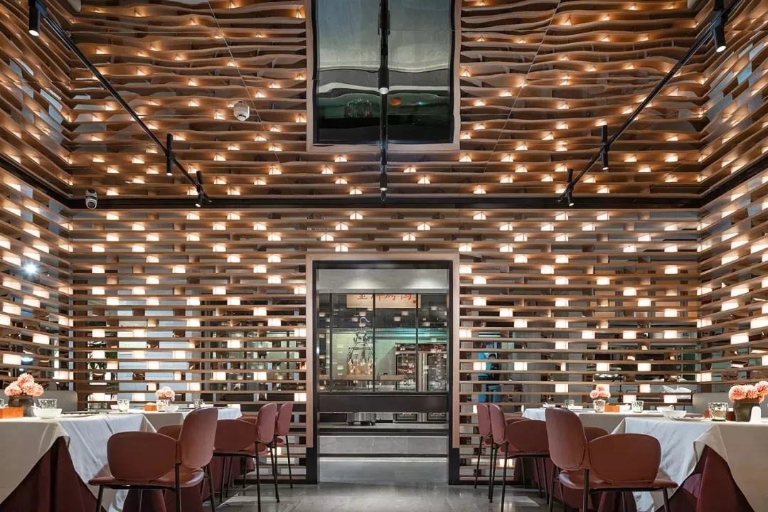 盐田大鸭梨烤鸭店以全新的餐饮空间设计，冲破品牌桎梏，重塑品牌形象