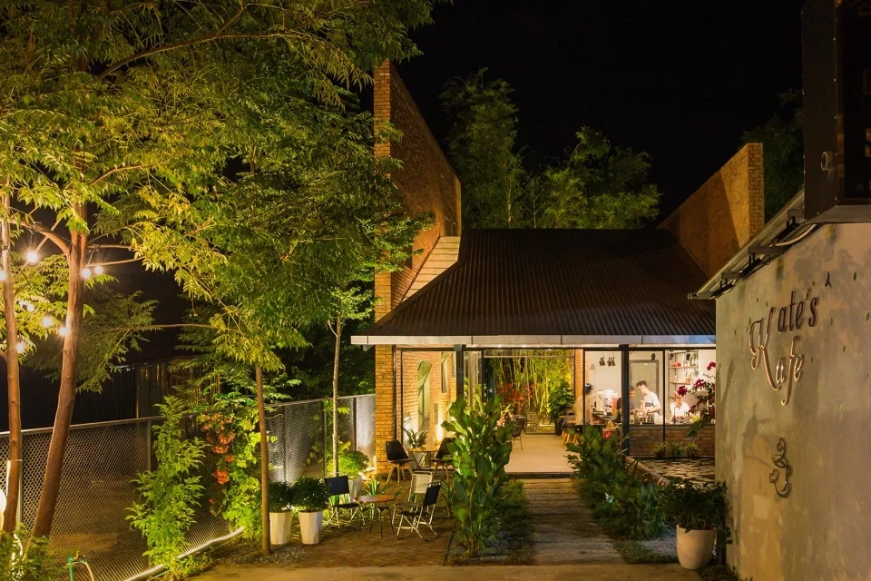 盐田与自然环境融为一体的咖啡店